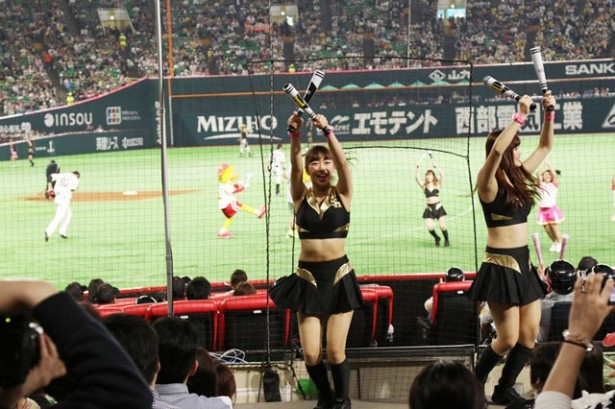 5回裏ウーハーダンスの様子