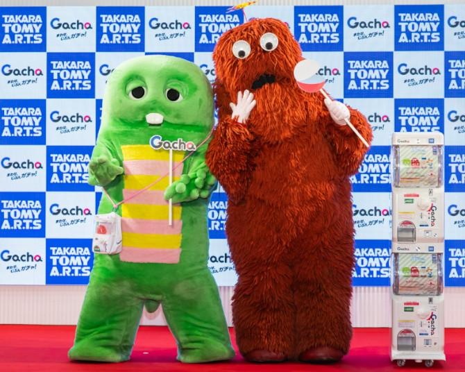 ガチャピン・ムックが推す“ガチャのムック本”!?ガチャマシン型ポーチ付き公式ファンブックがおもちゃショーで初公開！