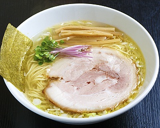 淡麗スープに浮かぶ巨大チャーシュー！ 塩ダレには魚介の旨味が凝縮・福島「らーめん厨房 大」
