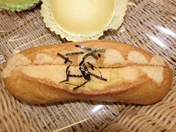 道の駅むなかたにある米粉パン工房「姫の穂」の「海千めんたいフランス」250円(税込)。宗像の辛子明太子屋「海千」の無着色辛子めんたいこを使用した米粉のフランスパン