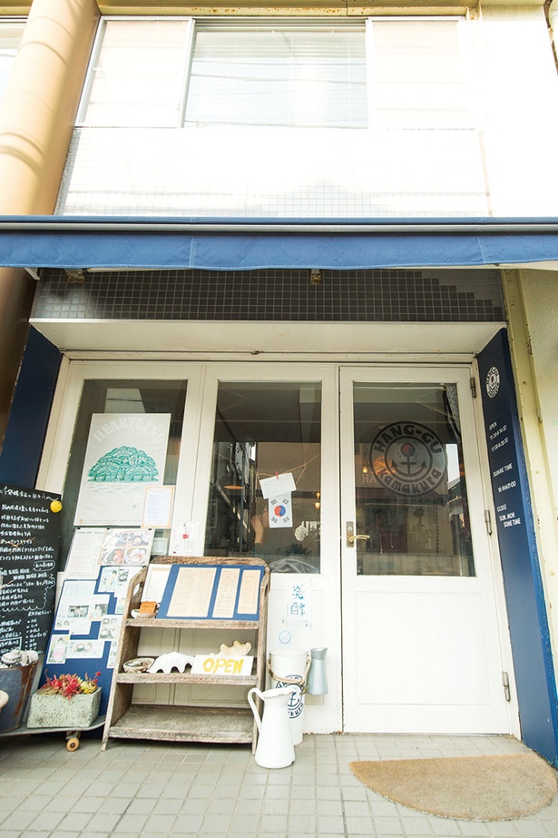 一見、韓国料理店とはわからないカフェのような店構え。