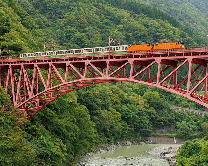 黒部峡谷の大自然を駆け抜けるトロッコ電車旅へ！屋内キッズパークと富山の味覚バイキングを堪能できる温泉ホテルを紹介【富山・宇奈月】