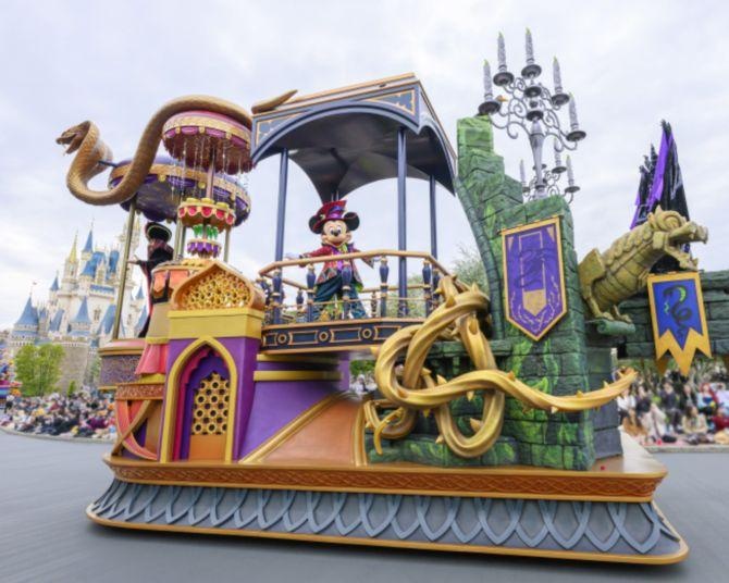 ディズニーヴィランズのパレードで刺激的なパーティーを体験！パークのデコレーションも見どころ盛りだくさん