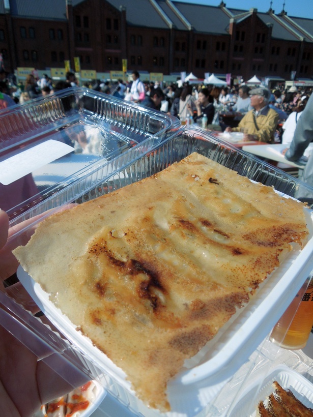 「めんめん」の羽根餃子。中はジューシーで肉汁があふれてくる！
