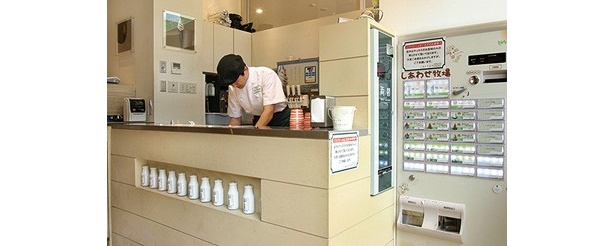 こだわりの新鮮牛乳を使った“ホットソフトクリーム”が味わえる「しあわせ牧場 新三郷店」