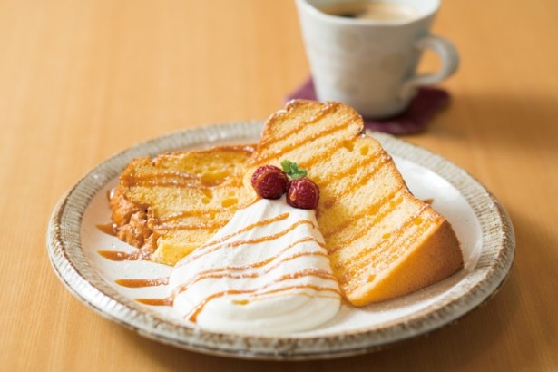 「眺めのいいカフェ Ai Hana Cafe」で人気の、ふっくら、モチモチの「プレーンシフォンケーキセット」(850円)。保存料、ベイキングパウダーは不使用