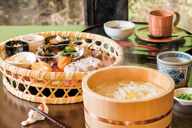 「水縄茶寮」の、自家製野菜を使った季節料理や筑後うどんなどが味わえる「山苞膳」(1200円)
