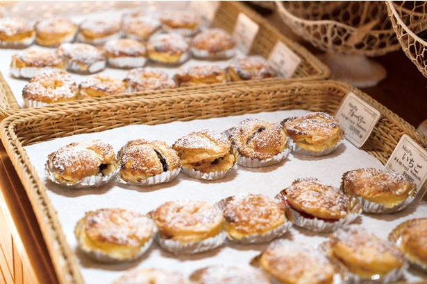 「フルーツパイの店 樹蘭」では、季節の果物を使ったサクサクの「焼きパイ」(105円～)が人気。常時6種類ほど並び、時期によって季節限定のパイも登場する