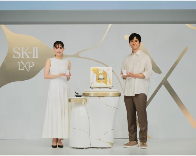 西島秀俊が「SK-II」の新アンバサダーに就任！綾瀬はるかは自作の「金継ぎ皿」を披露して照れ笑い!?