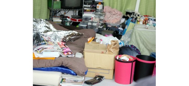 報道陣から、「この部屋に女性は呼ぶんですか？」と聞かれた春日は、「この部屋でもいいと言ってくれる“熟女”を募集します！」と一言
