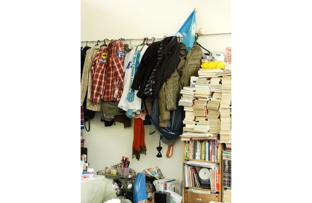 壁にはずら〜っと私服が…