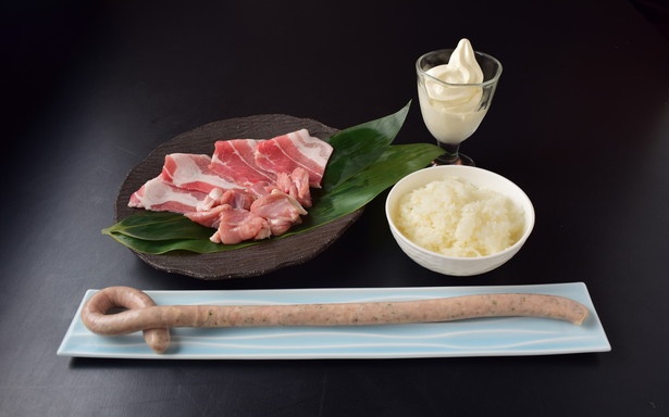 「お得な追加セット」(1080円)。内容：美濃けんとん、若鶏、自家製ソーセージ、ご飯、特製デザート