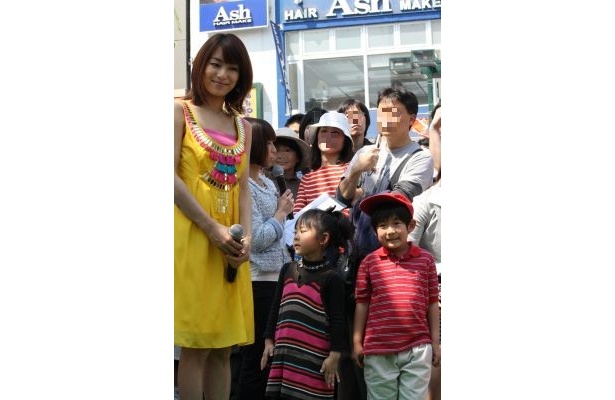 イベントに参加した子どもたちと除幕式に出席