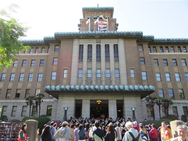 「キングの塔」の愛称で親しまれる神奈川県本庁舎