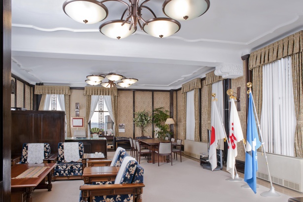 普段見ることのできない3つの部屋を公開！ 知事の執務室を扉の外から見学できる。知事が執務する都道府県庁舎の中では、大阪府庁本館に次いで2番目に古い建物