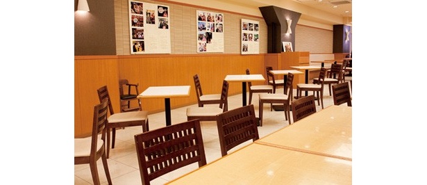 カフェスペースにはゆったり50席　くいだおれ太郎にちなんだ限定スイーツを味わうことが出来る