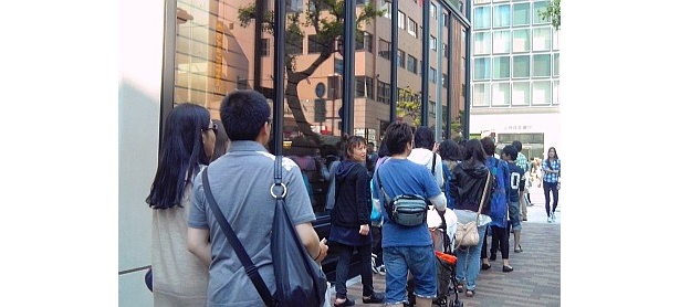 【画像】行列ができていたのはアバクロ！人気のブランドだけに、多くの人が並んだ