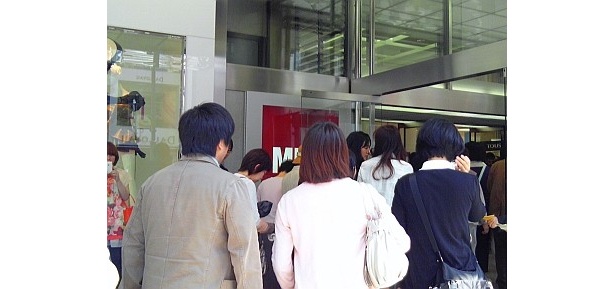 続々とフォーエバー21の店内に吸い込まれる人々