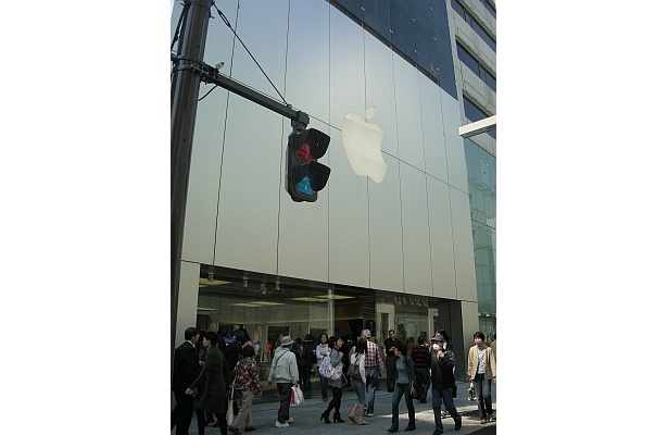 ｢Apple Store｣は通路にも人、人、人！