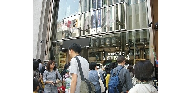 あんぱんで有名な｢木村屋｣は店舗の前にも人だかりが