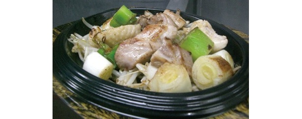 ボリューム満点！奈良の地鶏・大和肉鶏と白ネギが相性抜群　“大和肉鶏の鉄板焼き”（950円）