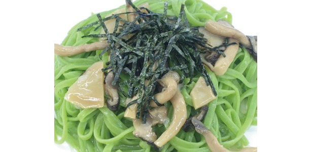 ホウレン草を練りこんだ鮮やかな緑色の生パスタ　和風キノコソースでさっぱりと　“若草パスタ”（800円）