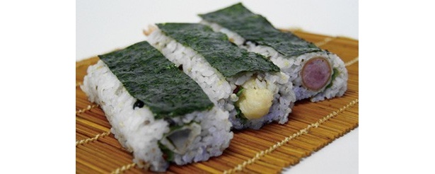 古代米と海老天、ウインナー天、ごぼう天のボリュームある具材を組み合わせた“都ドッグ”（300円）