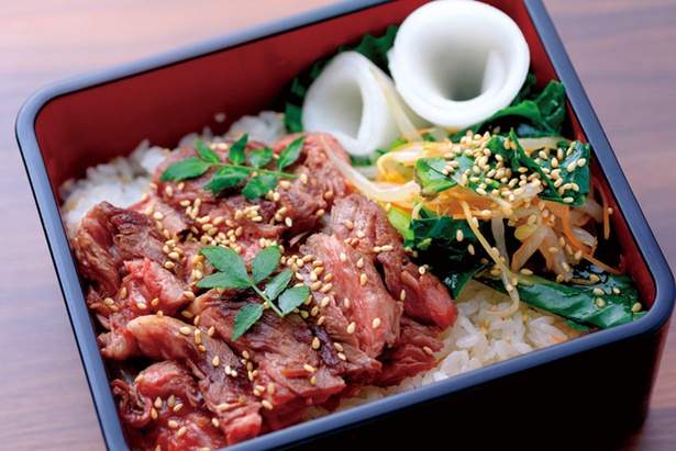 日本初の国産和牛ハラミの焼肉専門店「北新地 はらみ」のハラミかつ重 トリュフソース。ハラミとトリュフの至高の味を