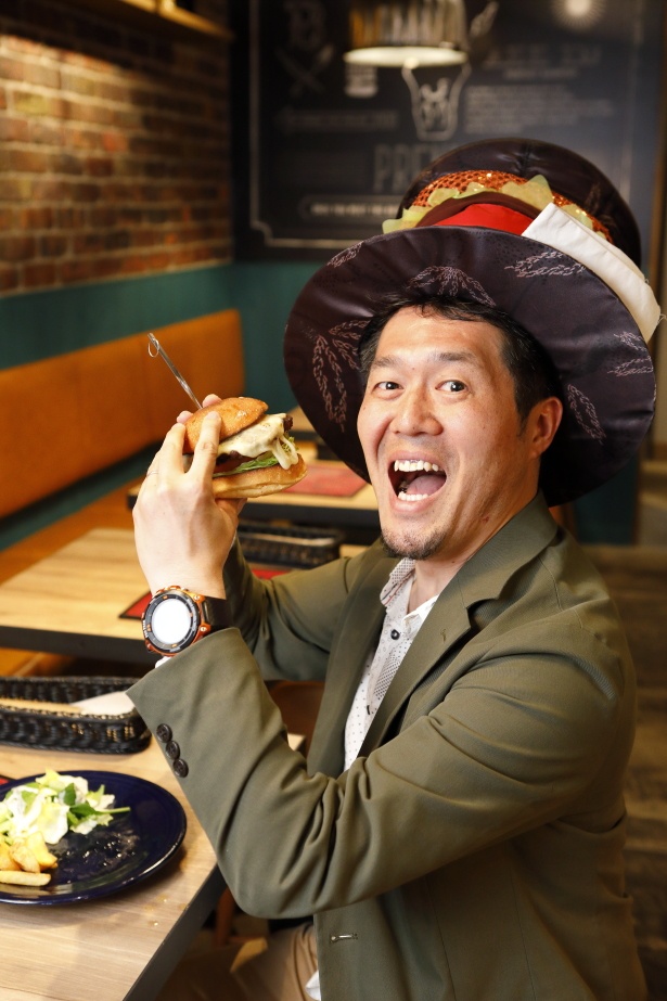 西日本ハンバーガー協会の薮が実食！「どこから食べても肉がたっぷり味わえる！」