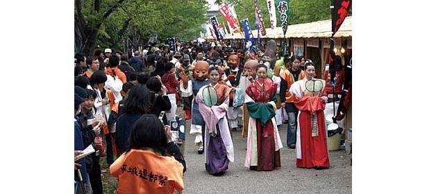 一般参加者が天平衣装を身にまとい練り歩くイベントも開催