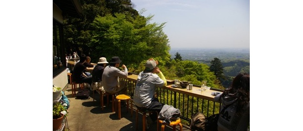 十一丁目茶屋のカウンター。絶景が楽しめる。11時くらいまでがねらい目！