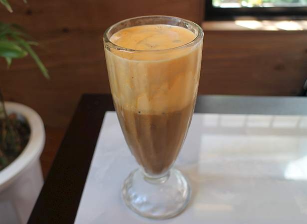 大きなグラスで提供される「エッグコーヒー」のICE。氷の粒が入っており、かき混ぜている内にヒンヤリと冷たくなってくる