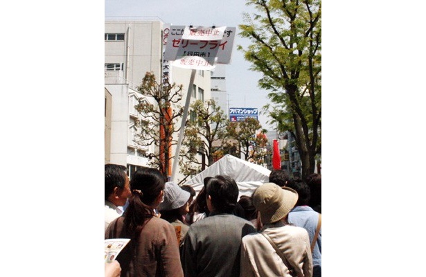混雑緩和のため、「販売中止」のプラカードがどんどん立っていく