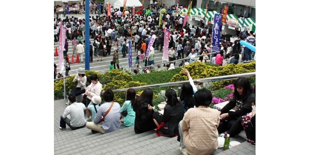 休憩スペースは常に満杯で、階段に腰掛け食べる人もいっぱい