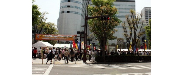 会場をぐるりと取り囲むように人の列ができる