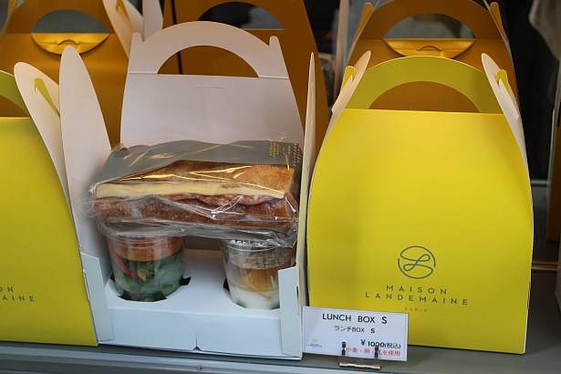 店頭にはテイクアウト専用の窓口がある