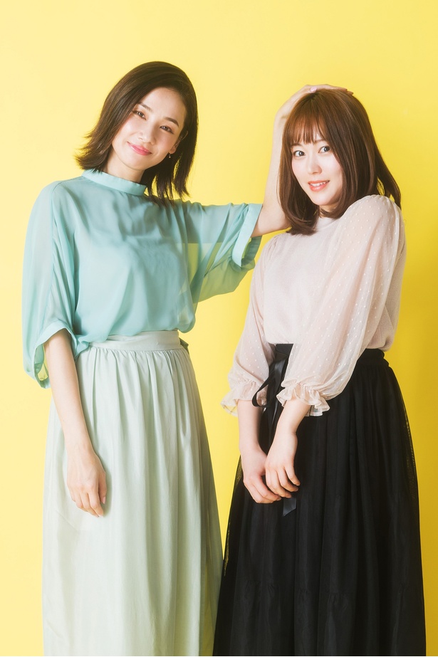【写真を見る】”憧れの先輩”を前に緊張する兵藤の気持ちをほぐそうと、吉田は柔和かつ気さくな態度で終始接し続けた