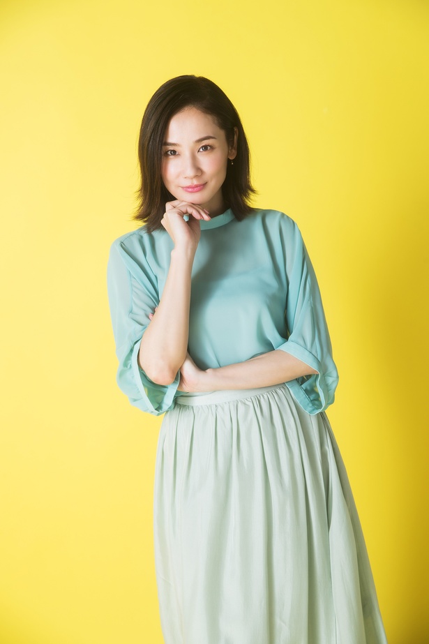 【写真を見る】兵藤からのインタビュー開始時には、「そんなに緊張しないでくださいね」と吉田が声を掛ける一幕も