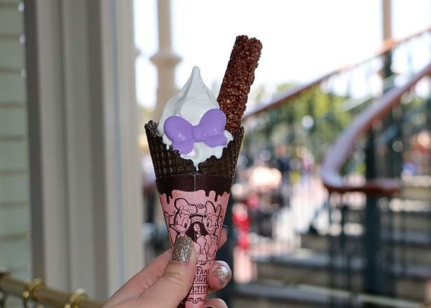 「ミルクソフトクリーム＆チョコレートクランチ」(450円)は紫のリボンがポイント