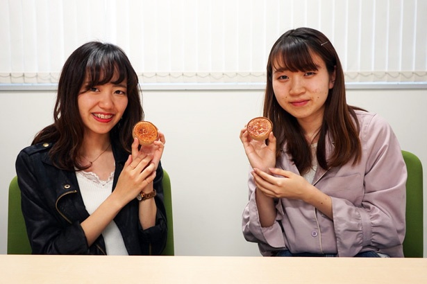 【写真を見る】女子大生ライター丹羽(左)＆河野(右)が新スイーツ「ガレブル」実食！