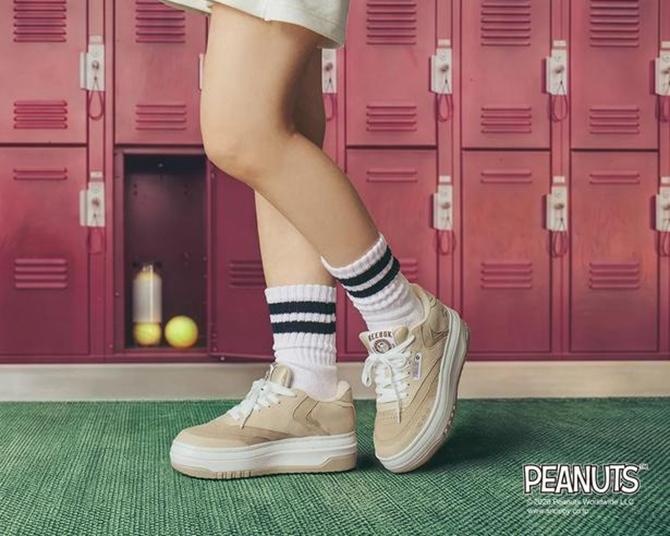 スヌーピーのワンポイントがかわいい！Reebokからジョー・クールをモチーフにしたコラボスニーカー＆スウェットが登場