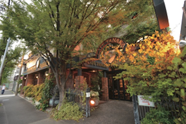 木々に囲まれた店の入り口 / カフェタナカ