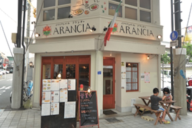 カラフルな料理の絵が描かれている外壁がオシャレ / イタリアンバール アランチャ