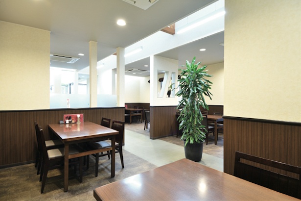 2012年に店舗を改装。スペースが広いので、ゆっくりと食事ができる / 元祖焼きとんかつ オゼキ本店