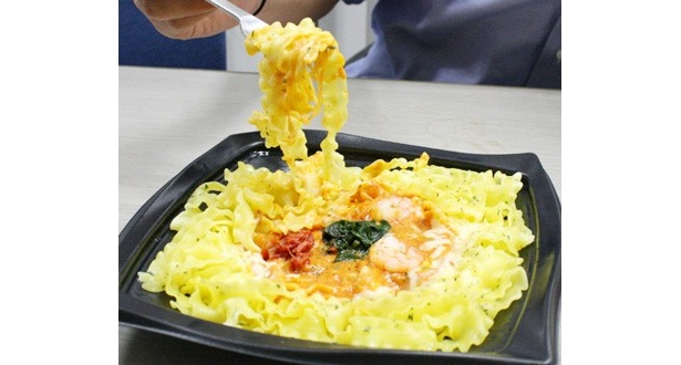 「トマトベースだけど、酸味が控えめで、クリーミーなコクがありますね。あと、エビがプリプリしているのもうれしい！」と、具材のポイントも高い
