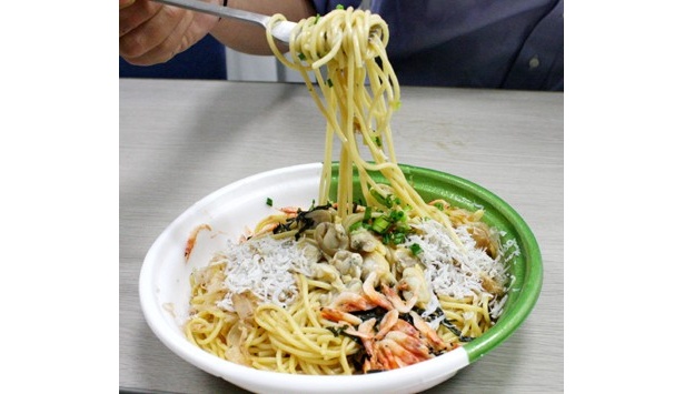 麺が見えないほど、アサリ、シラス、桜エビなど旬の素材がたっぷりのった醤油ベースの春パスタ