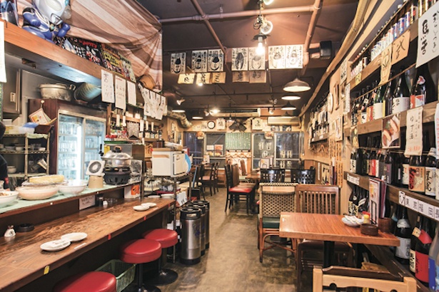入り口は狭いが、奥は広く活気がある / 九州・宮崎料理焼酎屋 日向バンカラ