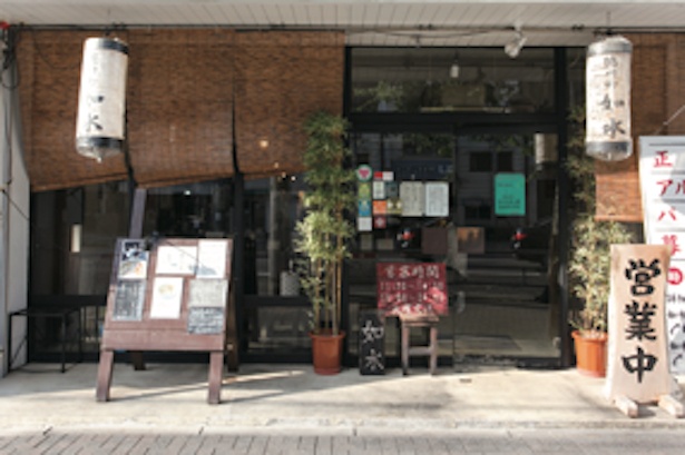 白を基調とした外観。毎日行列ができるほど人気だ / 徳川町 如水