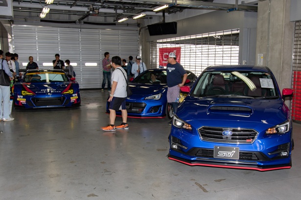 SUBARU/STIのブースでは、市販車のほかレース車両も間近で観察することができた