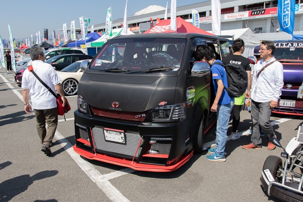 R35 GT-Rのエンジンを搭載したミニバンも！